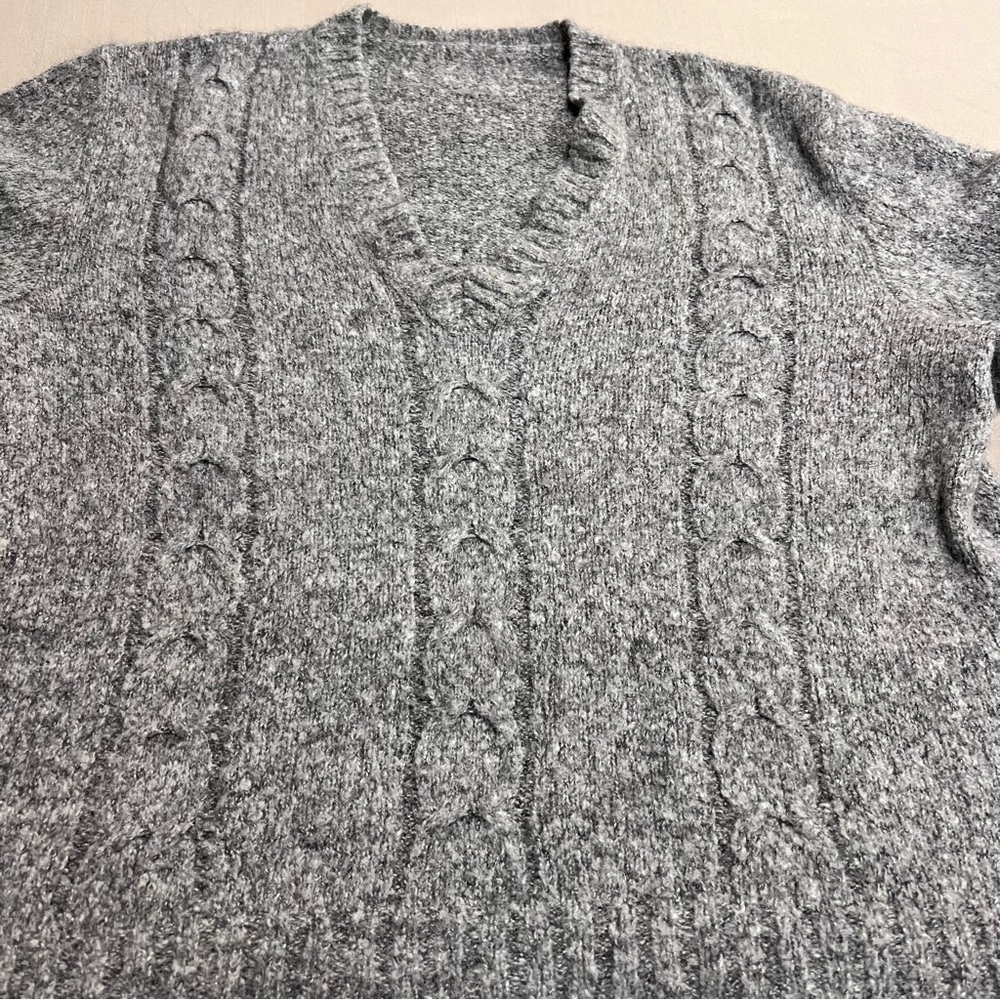 Women’s Gray Cable Knit V-Neck Sweater Size Large Cozy Chunky Knit Pullover - Picture 6 of 12